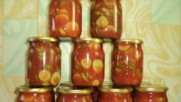 Home preserved: cucumbers in tomato sauce
