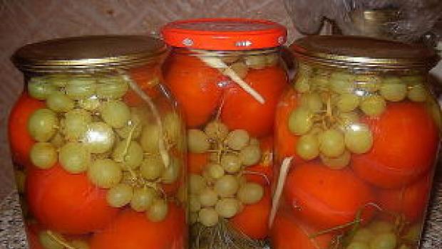 The best recipes for pickled tomatoes with grapes for the winter at home